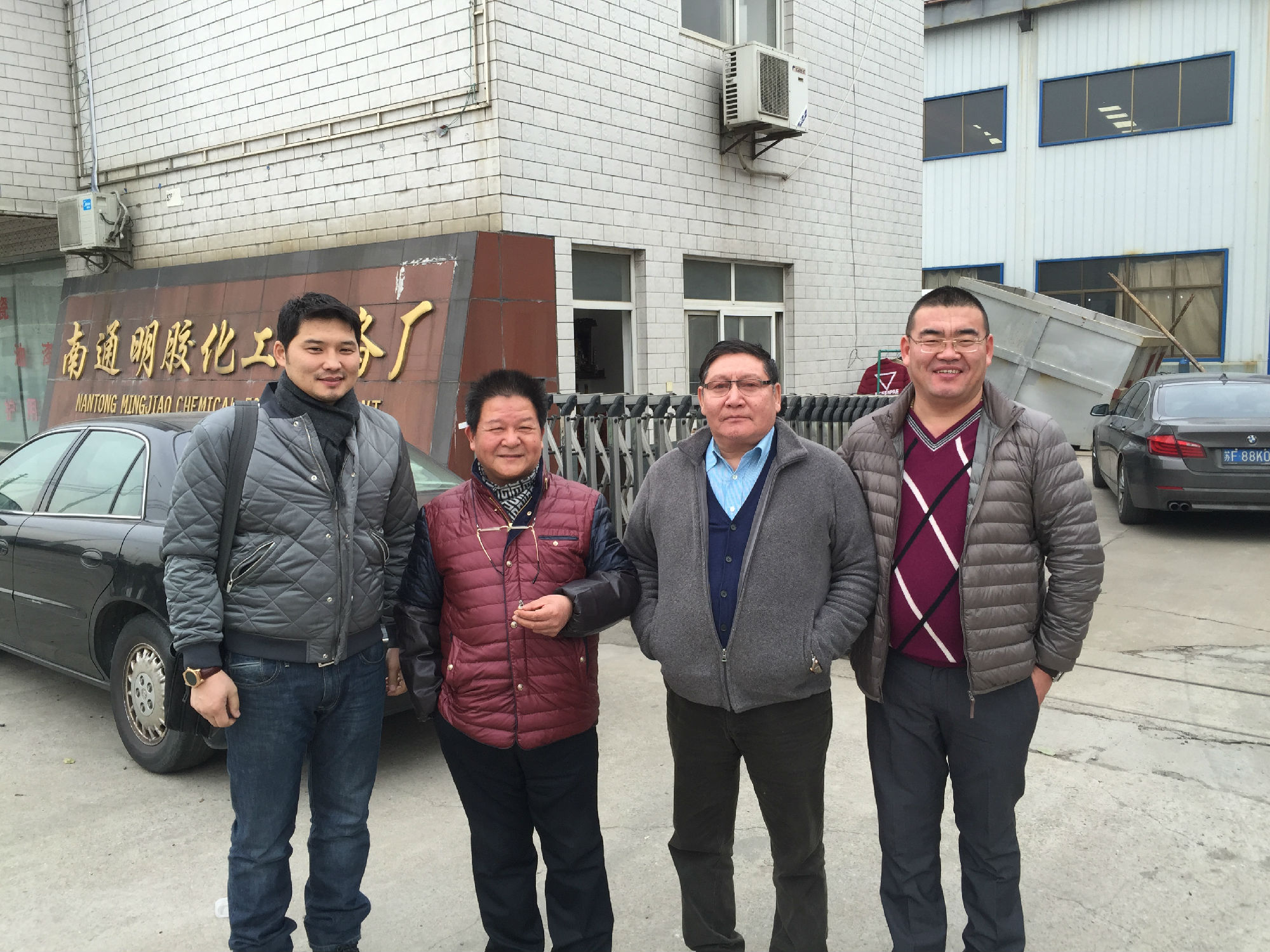 Outside customers to visit our factory and a photo taken wit